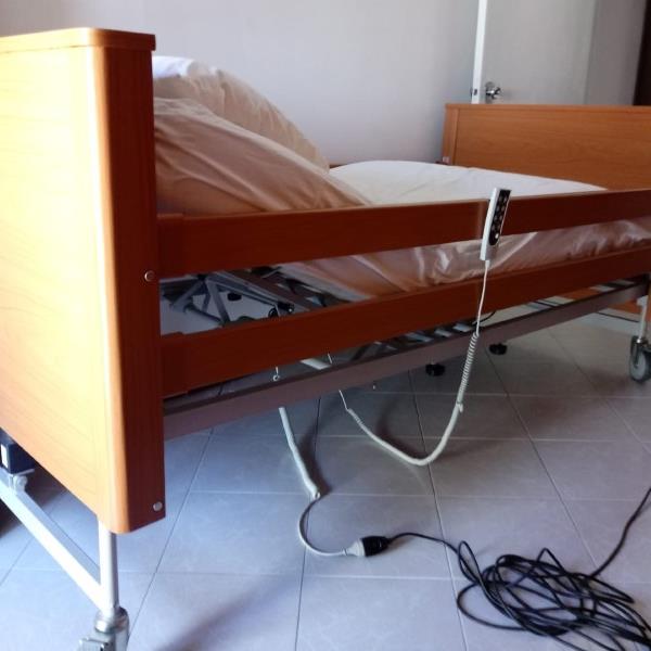 Letto elettrico con sponde per anziani o disabili 