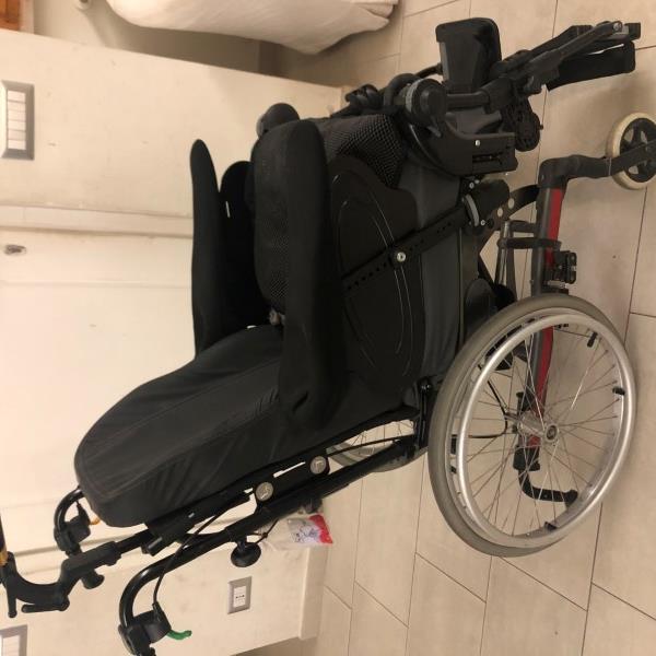 vendo sedia rotelle basculante con schienale reclinabile