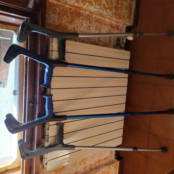 Vendo 2 coppie di stampelle 