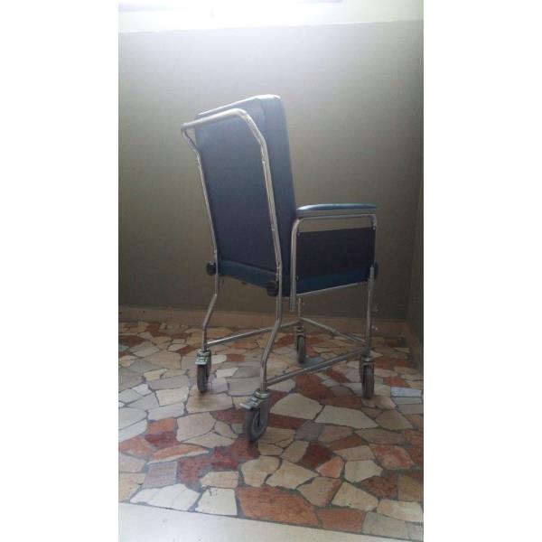 COMODA CON ROTELLE 