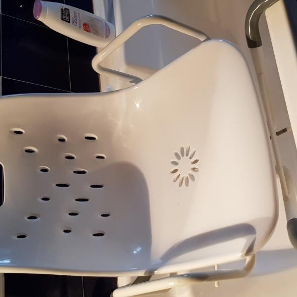 Sedia girevole per vasca per anziani e disabili.