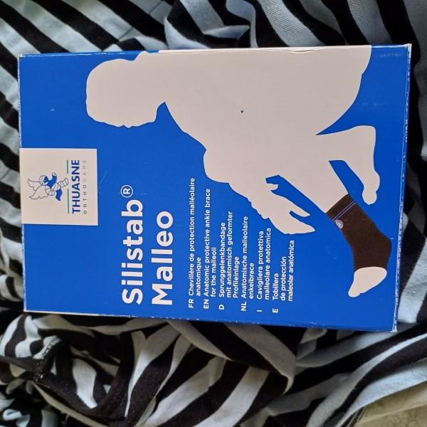Cavigliera elastica con protezione del malleolo