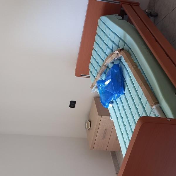 Letto elettrico con telecomando e materasso antidecubito 