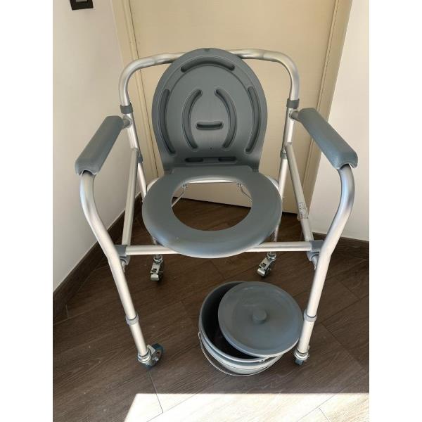 Comoda pieghevole con ruote 