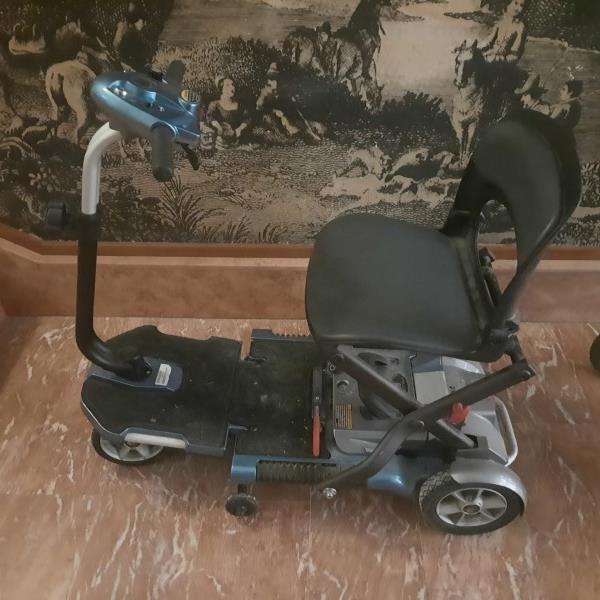 Motorino richiudibile a trolley, pratico, maneggevole,