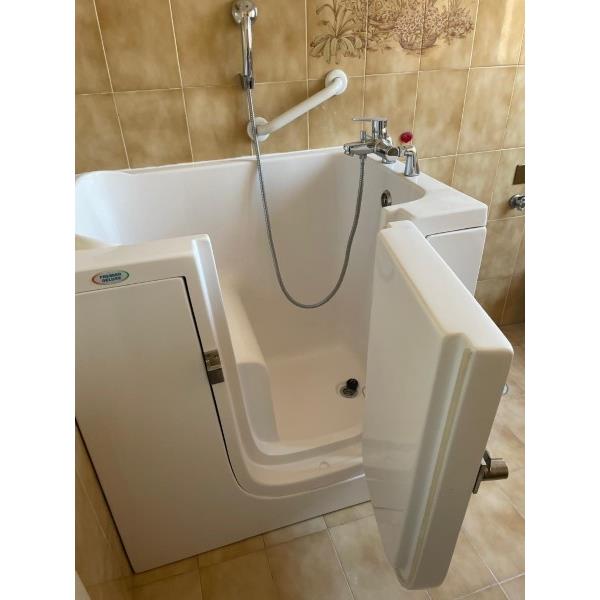 Vasca da bagno per anziani/disabili