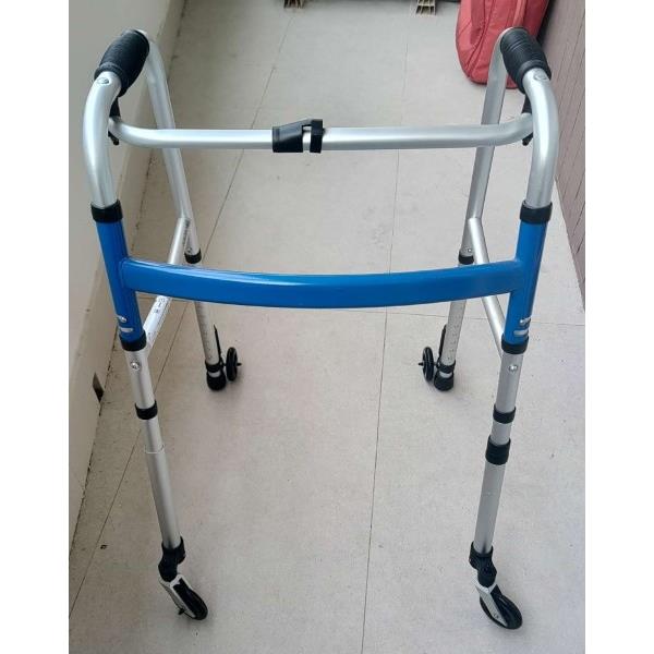DEAMBULATORE PIEGHEVOLE con 2 ruote fisse e 2 puntali 