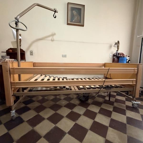 Letto ortopedico elettrico con sponde e alzamalat